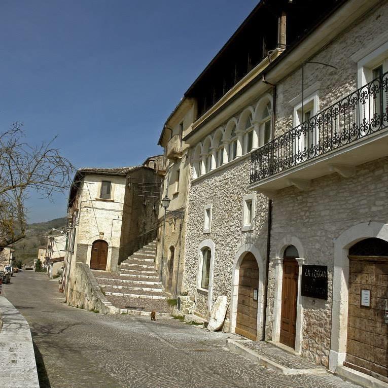 La Loggia Di Federico Hotell Navelli Rum bild